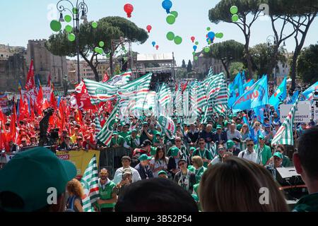 Rome, Italie. 01 mai 2025. Participants et drapeaux lors du défilé de la CGIL, de la CISL et de l'UIL pour Primo Maggio, fête du travail, Actualités à Rome, Italie, 01 mai 2025 crédit : Agence photo indépendante/Alamy Live News Banque D'Images
