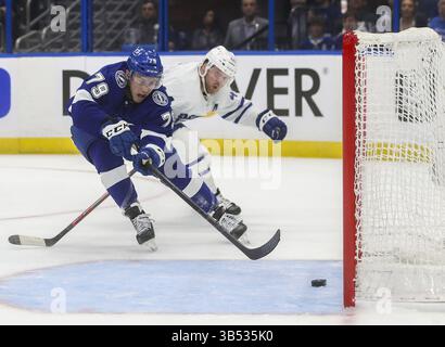 8 mai 2022, Tampa, FL, États-Unis : le centre Lightning de Tampa Bay Ross Colton (79), à gauche, tire la rondelle dans un filet vide tandis que le défenseur de Toronto Maple Leaf Morgan Rielly (44) tente de bloquer Colton pendant la troisième période du match 4 de la première ronde des éliminatoires de la Coupe Stanley dimanche 8 mai 2022, à Tampa. Le Lightning de Tampa Bay a battu les Maple Leafs de Toronto 7-3. (Crédit image : © Dirk Shadd/Tampa Bay Times/TNS via ZUMA Press Wire) Banque D'Images