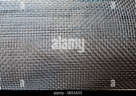 Treillis en acier inoxydable roulé avec des tissages carrés, gros plan. Banque D'Images