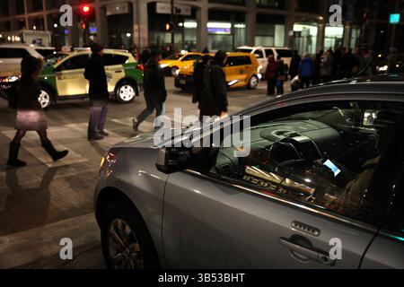 21 avril 2022, Chicago, il, USA : una conductora envÃÂ­a un mensaje de texto mientras espera la luz verde en un semÃÂfono en una calle de Chicago el 12 de noviembre de 2013. (Crédit image : © Adam Wolffbrandt/Chicago Tribune/TNS via ZUMA Press Wire) Banque D'Images