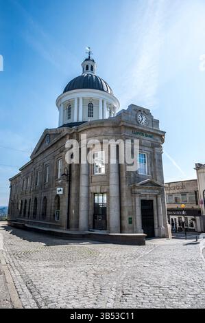 L'image de la scène de rue est celle des bâtiments historiques de la Lloyds Bank sur la rue principale de Penzance en Cornouailles Banque D'Images