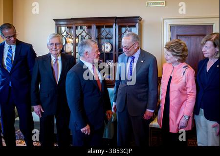 10 mai 2022, Washington, District de Columbia, États-Unis : le roi Abdullah II de Jordanie, troisième à partir de la gauche, rencontre le sénateur des États-Unis John Thune (républicain du Dakota du Sud), à gauche, le leader minoritaire du Sénat des États-Unis Mitch McConnell (républicain du Kentucky), deuxième à partir de la gauche, le leader majoritaire du Sénat des États-Unis Chuck Schumer (démocrate de New York), troisième à droite, le sénateur des États-Unis Debbie Stabenow (démocrate du Michigan), deuxième à droite, le 10 mai, le Capitole, le 2022 mai, © tige L. Banque D'Images