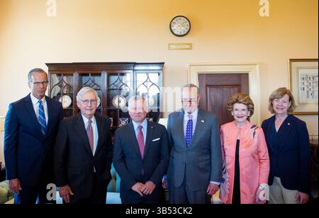 10 mai 2022, Washington, District de Columbia, États-Unis : le roi Abdullah II de Jordanie, troisième à partir de la gauche, rencontre le sénateur des États-Unis John Thune (républicain du Dakota du Sud), à gauche, le leader minoritaire du Sénat des États-Unis Mitch McConnell (républicain du Kentucky), deuxième à partir de la gauche, le leader majoritaire du Sénat des États-Unis Chuck Schumer (démocrate de New York), troisième à droite, le sénateur des États-Unis Debbie Stabenow (démocrate du Michigan), deuxième à droite, le 10 mai, le Capitole, le 2022 mai, © tige L. Banque D'Images