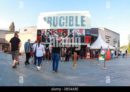 Sheffield, Royaume-Uni. 01 mai 2025. Les spectateurs se rendent au Crucible avant la séance de la soirée lors de la demi-finale du Halo World Snooker Championship 2025 au Crucible Theatre, Sheffield, Angleterre, Royaume-Uni le 1er mai 2025 crédit : Ryan Crockett/Every second Media crédit : Every second Media/Alamy Live News Banque D'Images
