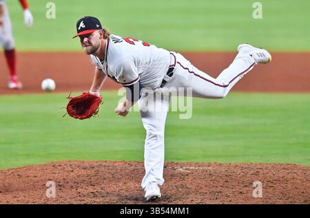09 avril 2022 : le lanceur des Braves d'Atlanta, A.J. Minter, livre un pitch lors de la septième manche d'un match de la MLB contre les Reds de Cincinnati au Truist Park à Atlanta, Géorgie. Austin McAfee/CSM(image de crédit : Banque D'Images
