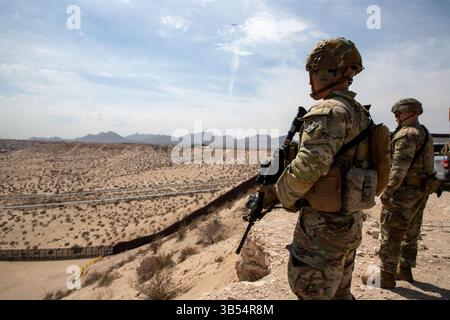 Le SPC Paulo Lopes, à gauche, et le SPC Roush Sean, à droite, tous deux du 1er bataillon, 41e régiment d'infanterie, de l'équipe de combat de la 2e brigade Stryker, de la 4e division d'infanterie, et affectés à la joint Task Force - frontière sud, montent la garde le long de la frontière sud à Santa Teresa, N.M., le 26 mars 2025. Le 20 mars 2025, le secrétaire à la Défense a autorisé un soutien renforcé de détection et de surveillance au Service des douanes et de la protection des frontières des États-Unis (CBP), permettant aux militaires de patrouiller à pied ou à l'aide de véhicules tactiques militaires pour signaler au CBP des activités illégales soupçonnées. Sous la direction des États-Unis Banque D'Images