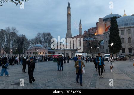10 avril 2022 : les fidèles musulmans rompent leur jeûne et ont l'iftar sur la place Sultanahmet pendant le mois sacré du Ramadan à Istanbul, Turquie, le dimanche 10 avril 2022. L'iftar, également connu sous le nom de futoor, est le repas du soir avec lequel les musulmans terminent leur jeûne quotidien du Ramadan au coucher du soleil. Ils rompent leur jeûne au moment de l’appel à la prière pour la prière du soir. (Crédit image : © Tolga Ildun/ZUMA Press Wire) Banque D'Images