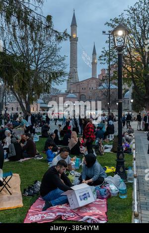 10 avril 2022 : les fidèles musulmans rompent leur jeûne et ont l'iftar sur la place Sultanahmet pendant le mois sacré du Ramadan à Istanbul, Turquie, le dimanche 10 avril 2022. L'iftar, également connu sous le nom de futoor, est le repas du soir avec lequel les musulmans terminent leur jeûne quotidien du Ramadan au coucher du soleil. Ils rompent leur jeûne au moment de l’appel à la prière pour la prière du soir. (Crédit image : © Tolga Ildun/ZUMA Press Wire) Banque D'Images