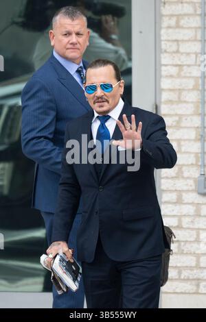 25 avril 2022, Fairfax, Virginie, États-Unis : L'acteur Johnny Depp arrive pour son procès anti-diffamation au palais de justice du comté de Fairfax, Virginie, le lundi 25 avril 2022 (image de crédit : © Chris Kleponis/CNP via ZUMA Press Wire) Banque D'Images