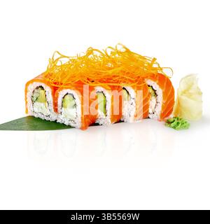 Rouleau de sushi uramaki philadelphia fraîchement préparé, avec saumon, avocat, fromage à la crème et oignons croustillants, servi sur une feuille de bambou Banque D'Images