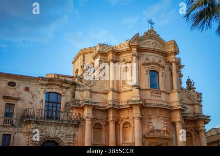 Façade de l'église Saint Dominique de Noto, Sicile, Italie, un site du patrimoine mondial de l'UNESCO, à la lumière dorée du coucher du soleil Banque D'Images