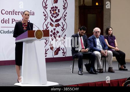 Mexico, Mexique. 01 mai 2025. La présidente du Mexique, Claudia Sheinbaum Pardo, parle lors d'une conférence d'information sur le Fonds bancaire pour la protection de l'épargne (Fobaproa) au Palais National. Le 1er mars 2025 à Mexico, Mexique. (Photo de Luis Barron/Eyepix Group/Sipa USA) crédit : Sipa USA/Alamy Live News Banque D'Images