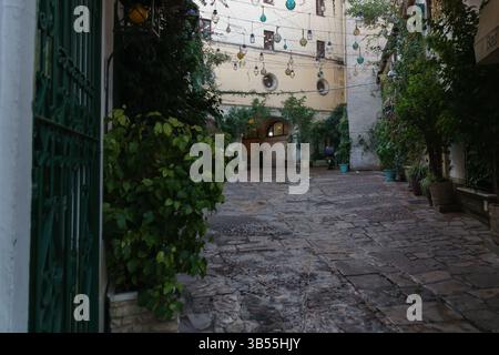 Oasis de cour enchanteresse avec lumières suspendues et verdure Banque D'Images