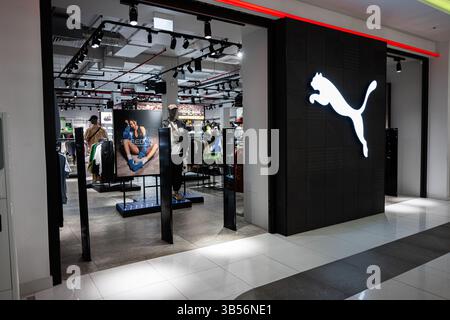 Ivano-Frankivsk, Ukraine - 29 avril 2025 : magasin de sport PUMA avec une marque lumineuse et des affichages à la mode Banque D'Images