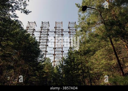 Le Duga, un système radar soviétique utilisé dans le cadre du réseau radar soviétique d'alerte précoce de défense antimissile, près de Tchernobyl. Il fonctionnait f Banque D'Images