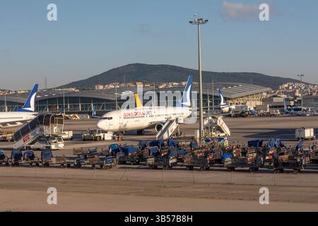 13 juillet 2022 : des avions de passagers se préparent à voler sur l'aire de trafic de l'aéroport Sabiha Gokcen situé dans la province de Pendik à Istanbul, Turquie, le 13 juillet 2022. L'aéroport international Sabiha Gokcen d'Istanbul est l'un des deux aéroports internationaux desservant Istanbul, la plus grande ville de Turquie. Situé à 32 km au sud-est du centre-ville, l'aéroport Sabiha Gokcen se trouve dans la partie asiatique de l'Istanbul bi-continentale. (Crédit image : © Tolga Ildun/ZUMA Press Wire) Banque D'Images
