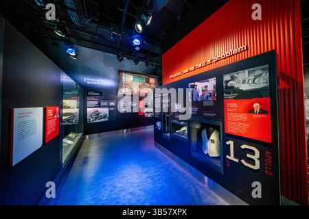 WASHINGTON DC — L'exposition Apollo 13 au National Air and Space Museum présente des artefacts issus de la mission « échec réussi » de la NASA en avril 1970. En évidence, le gilet blanc d'Eugene Kranz, cousu à la main par sa femme Marta, qu'il portait en tant que chef de l'équipe blanche du contrôle de mission pendant l'urgence. L'exposition comprend le bouton patch de la mission Apollo 13 de Kranz et des photographies du système improvisé de filtrage du dioxyde de carbone qui a sauvé la vie des astronautes après qu'une explosion de réservoir d'oxygène eut forcé l'équipage - le commandant Jim Lovell, le pilote du module lunaire Fred Haise et le pilote du module de commande Jack Banque D'Images