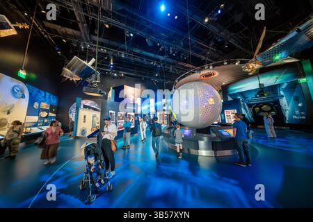 WASHINGTON DC — L'exposition « One World Connected » au National Air and Space Museum explore comment le vol et les voyages spatiaux ont favorisé deux changements majeurs dans la vie quotidienne : des connexions plus faciles sur de grandes distances et une nouvelle perspective de la Terre comme maison de l'humanité. Située dans la Galerie 207, l'exposition a ouvert ses portes le 14 octobre 2022, dans le cadre du grand projet de rénovation du musée et présente une reconstitution interactive du module d'observation de la coupole de la Station spatiale internationale. Grâce à une collection de satellites de communication et d'artefacts aérospatiaux, l'exposition invite les visiteurs à se rendre à Conconsid Banque D'Images