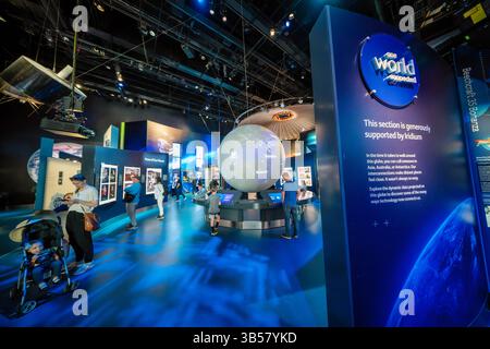 WASHINGTON DC — L'exposition « One World Connected » au National Air and Space Museum explore comment le vol et les voyages spatiaux ont favorisé deux changements majeurs dans la vie quotidienne : des connexions plus faciles sur de grandes distances et une nouvelle perspective de la Terre comme maison de l'humanité. Située dans la Galerie 207, l'exposition a ouvert ses portes le 14 octobre 2022, dans le cadre du grand projet de rénovation du musée et présente une reconstitution interactive du module d'observation de la coupole de la Station spatiale internationale. Grâce à une collection de satellites de communication et d'artefacts aérospatiaux, l'exposition invite les visiteurs à se rendre à Conconsid Banque D'Images