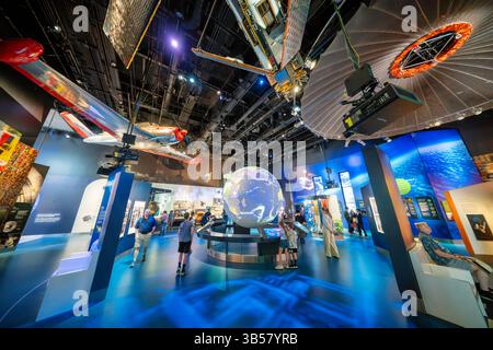 WASHINGTON DC — L'exposition « One World Connected » au National Air and Space Museum explore comment le vol et les voyages spatiaux ont favorisé deux changements majeurs dans la vie quotidienne : des connexions plus faciles sur de grandes distances et une nouvelle perspective de la Terre comme maison de l'humanité. Située dans la Galerie 207, l'exposition a ouvert ses portes le 14 octobre 2022, dans le cadre du grand projet de rénovation du musée et présente une reconstitution interactive du module d'observation de la coupole de la Station spatiale internationale. Grâce à une collection de satellites de communication et d'artefacts aérospatiaux, l'exposition invite les visiteurs à se rendre à Conconsid Banque D'Images