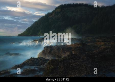 Cap Perpetua avec des vagues de tempête. Oregon Banque D'Images