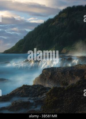Cap Perpetua avec des vagues de tempête. Oregon Banque D'Images