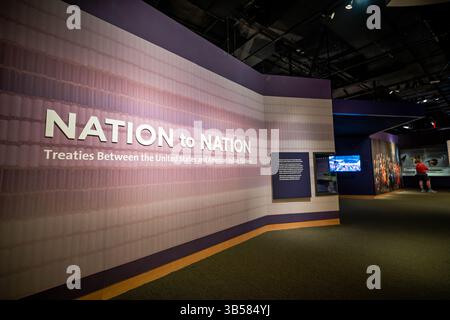 Musée Smithsonian des Indiens d'Amérique à Washington DC | WASHINGTON DC, États-Unis — le mur d'entrée de 'Nation to Nation : Treaties between the United States and American Indian Nations' accueille les visiteurs au National Museum of the American Indian. L'exposition retrace les traités conclus entre le gouvernement américain et les Nations autochtones de l'époque coloniale à nos jours, à l'aide de documents historiques, d'artefacts et d'affichages multimédias. Banque D'Images