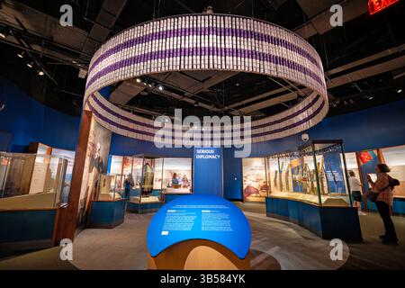 Musée Smithsonian des Indiens d'Amérique à Washington DC | WASHINGTON DC, États-Unis — Un motif tissé de ceinture de wampum encercle la galerie « Serious Diplomacy » au sein de « Nation to Nation », l'exposition du Musée national des Indiens d'Amérique sur les traités entre les États-Unis et les Nations autochtones. Les vitrines contiennent des documents historiques du traité, des portraits et des artefacts perlés illustrant des négociations telles que le traité de Horse Creek de 1851. Banque D'Images