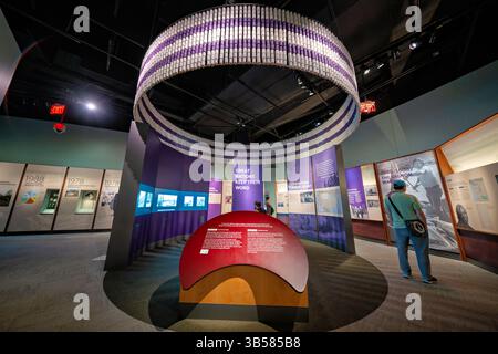 Musée Smithsonian des Indiens d'Amérique à Washington DC | WASHINGTON D.C., États-Unis — des panneaux muraux lisant « Great Nations Keep Their Word » ancrent une section ultérieure de « Nation to Nation » au National Museum of the American Indian, retraçant l'histoire des traités du XXe siècle depuis le New Deal indien des années 1930 jusqu'à la politique de résiliation et la loi indienne de réglementation des jeux de 1988. Un visiteur étudie des photographies documentant les différends sur les droits de pêche de Salmon Wars de l'époque. Banque D'Images
