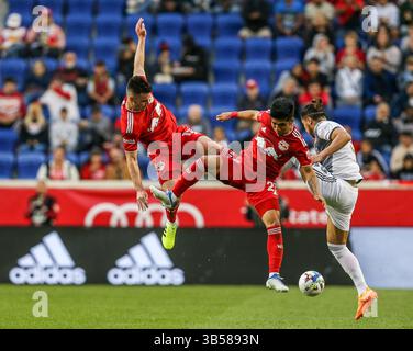 18 juin 2022 : le défenseur des Red Bulls de New York, Dylan Nealis (12 ans), et le milieu de terrain des Red Bulls de New York, Omir Fernandez (21 ans), entrent en collision avec le défenseur du Toronto FC Carlos Salcedo (3 ans) lors d'un match en MLS entre le Toronto FC et les Red Bulls de New York au Red Bull Arena de Harrison, New York New York a battu Toronto 2-0. Mike Langish/Cal Sport Media. (Crédit image : © Mike Langish/CSM via ZUMA Press Wire) Banque D'Images