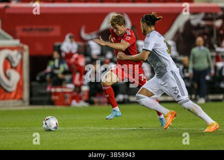 18 juin 2022 : le défenseur du Toronto FC Carlos Salcedo (3 ans) et l'attaquant des Red Bulls de New York Tom Barlow (74 ans) courent vers le ballon lors d'un match de la MLS entre le Toronto FC et les Red Bulls de New York au Red Bull Arena à Harrison, NJ New York a battu Toronto 2-0. Mike Langish/Cal Sport Media. (Crédit image : © Mike Langish/CSM via ZUMA Press Wire) Banque D'Images