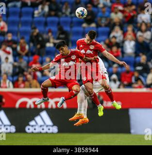 18 juin 2022 : le défenseur des Red Bulls de New York, Dylan Nealis (12 ans), et le milieu de terrain des Red Bulls de New York, Omir Fernandez (21 ans), entrent en collision avec le défenseur du Toronto FC Carlos Salcedo (3 ans) lors d'un match en MLS entre le Toronto FC et les Red Bulls de New York au Red Bull Arena de Harrison, New York New York a battu Toronto 2-0. Mike Langish/Cal Sport Media. (Crédit image : © Mike Langish/CSM via ZUMA Press Wire) Banque D'Images