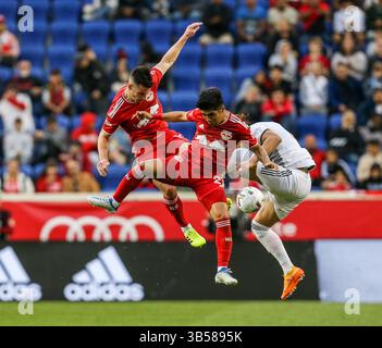 18 juin 2022 : le défenseur des Red Bulls de New York, Dylan Nealis (12 ans), et le milieu de terrain des Red Bulls de New York, Omir Fernandez (21 ans), entrent en collision avec le défenseur du Toronto FC Carlos Salcedo (3 ans) lors d'un match en MLS entre le Toronto FC et les Red Bulls de New York au Red Bull Arena de Harrison, New York New York a battu Toronto 2-0. Mike Langish/Cal Sport Media. (Crédit image : © Mike Langish/CSM via ZUMA Press Wire) Banque D'Images