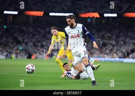 Londres, Royaume-Uni. 1er mai 2025. Tottenham Hotspur v Bodø/Glimt - UEFA Europa League demi finale première manche - Tottenham Hotspur Stadium. Milieu de terrain de Tottenham Hotspur Rodrigo Bentancur (30) crédit : Christopher Foxwell/Alamy Live News Banque D'Images