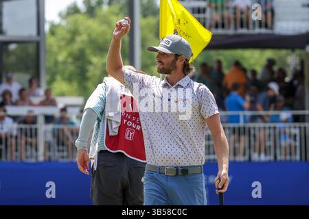 18 juin 2022 : Harrison Endycott se prépare à lancer une balle dans la galerie après un birdie sur le 17e trou lors de la troisième manche du Korn Ferry Tour Wichita Open au profit du tournoi de golf KU Wichita Pediatrics au Crestview Country Club à Wichita, Kansas. Gray Siegel/CSM (crédit image : © Gray Siegel/CSM via ZUMA Press Wire) Banque D'Images