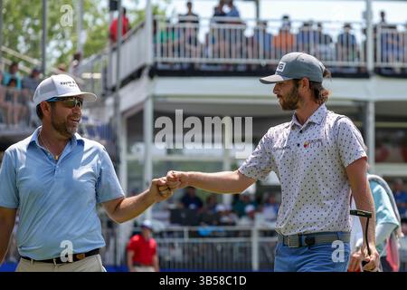 18 juin 2022 : Erik Compton félicite Harrison Endycott après son birdie sur le 17e trou lors de la troisième manche du Korn Ferry Tour Wichita Open, qui profite au tournoi de golf pédiatrique KU Wichita au Crestview Country Club de Wichita, au Kansas. Gray Siegel/CSM (crédit image : © Gray Siegel/CSM via ZUMA Press Wire) Banque D'Images