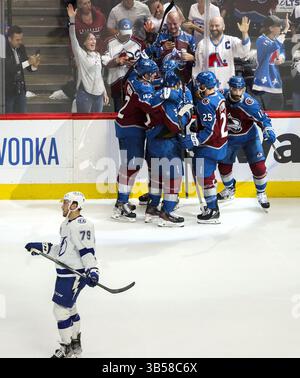 18 juin 2022, Denver, CO, États-Unis : le centre Lightning de Tampa Bay Ross Colton (79) patine devant les joueurs de l'Avalanche alors qu'ils célèbrent un but en deuxième période par le centre Darren Helm (43) dans le match 2. (Crédit image : © Douglas R. Clifford/Tampa Bay Times/TNS via ZUMA Press Wire) Banque D'Images
