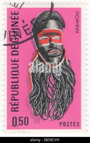 GUINÉE - 1967 mars 25 : timbre-poste multicolore à 30 francs représentant un masque barbu Niamou, un artefact unique issu de la culture ouest-africaine, en particulier de la Guinée. Ces masques ont une signification symbolique profonde et sont utilisés dans les rituels et les cérémonies Banque D'Images