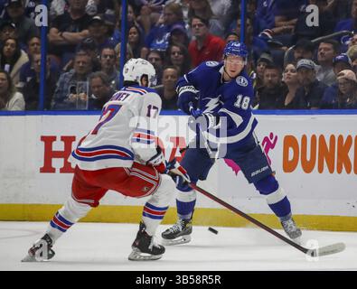 11 juin 2022, Tampa, FL, États-Unis : Ondrej Palat du Lightning de Tampa Bay passe la rondelle alors que Kevin Rooney des Rangers de New York fait un mouvement pendant le sixième match de la finale de la Conférence de l'est. (Crédit image : © Dirk Shadd/Tampa Bay Times via ZUMA Press Wire) Banque D'Images