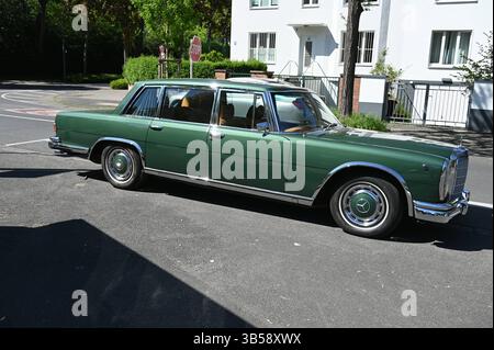 Ein Oldtimer Mercedes 600, stagiaire W 100 bezeichnet, War in den 1960er und 1970er Jahren ein Luxuswagen. DAS Staats- und Repräsentationsfahrzeug von Daimler-Benz. *** Une Mercedes 600 vintage, connue en interne sous le nom de W 100, était une voiture de luxe dans les années 1960 et 1970, le véhicule d'état et représentatif de Daimler Benz Banque D'Images