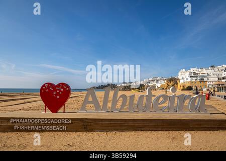 ALBUFEIRA, PORTUGAL - 9 NOVEMBRE 2024 : ville d'Albufeira au centre-ville à côté du point de vue urbain de la plage. Banque D'Images
