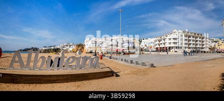 ALBUFEIRA, PORTUGAL - 9 NOVEMBRE 2024 : ville d'Albufeira au centre-ville à côté du point de vue urbain de la plage. Banque D'Images