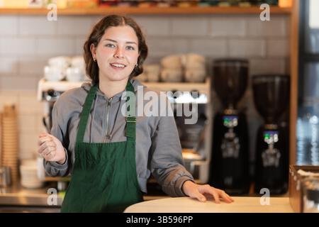 Fille vendeuse travaille dans la boutique de boulangerie cafétéria Banque D'Images