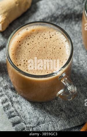 Thé Chai chaud chaud avec cannelle et épices de gingembre Banque D'Images