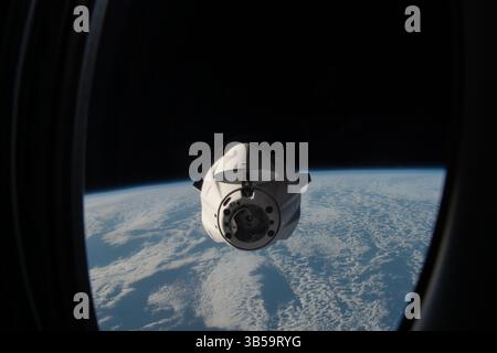 16 juillet 2022, Station spatiale internationale, ORBITE TERRESTRE : le vaisseau spatial de ravitaillement sans pilote SpaceX Dragon, approche de la Station spatiale internationale pour s'amarrer au port avant du module Harmony, le 16 juillet 2022 en orbite terrestre. Le cargo transporte plus de 5 800 livres d'expériences scientifiques de nourriture fraîche et de fournitures d'équipage pour les sept membres d'équipage de l'expédition 67. (Crédit image : © NASA/Planet Pix via ZUMA Press Wire) Banque D'Images