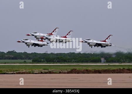 Wings Over West Texas 4-18-2025 Dyess AFB, TX États-Unis équipe de démonstration de l'USAF les Thunderbirds se produisant au Wings Over West Texas Air Show à Dyess A. Banque D'Images