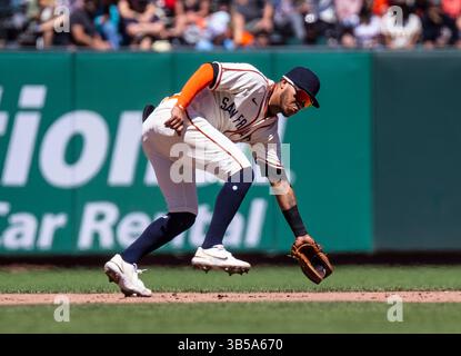 17 juillet 2022 San Francisco CA, États-Unis San Francisco deuxième joueur de base Thairo Estrada (39 ans) fait un match sur le terrain lors du match MLB NL West entre les Milwaukee Brewers et les San Francisco Giants à Oracle Park San Francisco Calif. Thurman James / CSM (crédit image : © Thurman James/CSM via ZUMA Press Wire) Banque D'Images