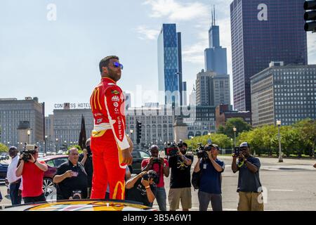 20 juillet 2022 : le pilote NASCAR Bubba Wallace se tient sur une voiture de course après avoir traversé Grant Park après que le maire Lori Lightfoot ait annoncé que la ville accueillerait une course de rue NASCAR l'année prochaine, le 19 juillet 2022 à Chicago. (Crédit image : © Armando L. Sanchez/Chicago Tribune via ZUMA Press Wire) Banque D'Images