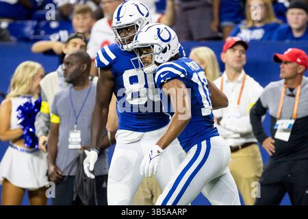 27 août 2022 : Dezmon Patmon (10 ans), receveur des Colts d'Indianapolis Wide, et Jelani Woods (80 ans), lors d'un match de pré-saison entre les Buccaneers de Tampa Bay et les Colts d'Indianapolis au Lucas Oil Stadium d'Indianapolis, Indiana. Indianapolis bat Tampa Bay 27-10. John Mersits/CSM. (Crédit image : © John Mersits/CSM via ZUMA Press Wire) Banque D'Images