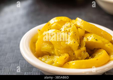 Gros plan de courge jaune cuite dans un bol Banque D'Images